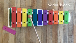 Een klokkenspel of xylofoon met gekleurde staafjes.