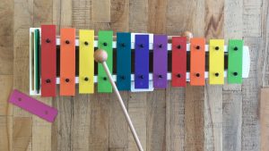 Xylofoon of klokkespel met gekleurde staafjes in Boomwhackers kleuren.